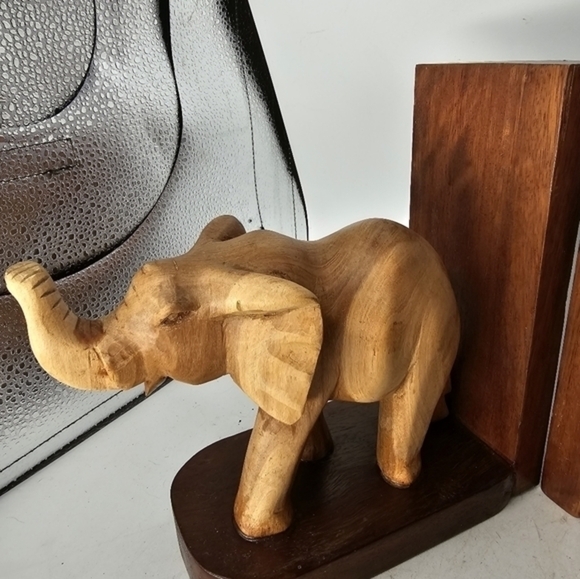 A pair of wooden hand carved elephant bookends - Picture 7 of 10